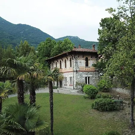 Dom wakacyjny History With A Twist And View-Lake View Property With Spacious Garden, Tremezzo Como *
